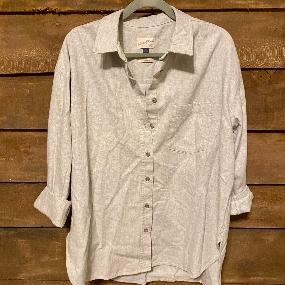 Women’s Universal Thread Light Gray Casual Button-Down Shirt